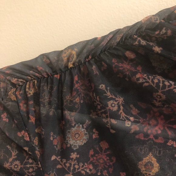 🌟5 for $25🌟 NWT Stateside Floral Sheer Blouse Top - Picture 3 of 7